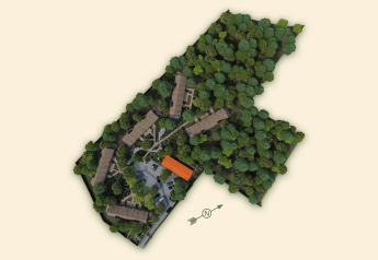 Luchtzicht op Villa Lodge met jacuzzi bij Woodz Lodges in België, omgeven door bos en wandelpaden.
