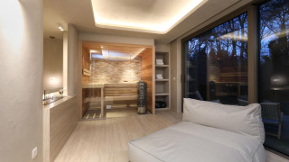 Suite wellness moderna con sauna in legno, ampia poltrona relax e grandi finestre che affacciano sugli alberi.