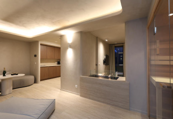 Modernes Wellness-Suite bei Woodz Lodges in Belgien mit Kamin, Sofa, Küche und eigener Sauna.