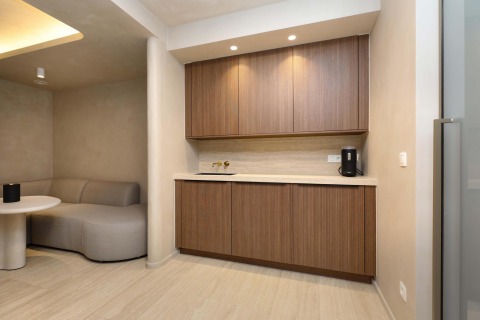 Suite bien-être moderne aux Woodz Lodges en Belgique, avec placards en bois, coin salon et déco épurée.