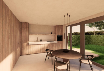 Cucina moderna e zona pranzo con pannelli in legno, ampie finestre e vista giardino presso Group Lodge.