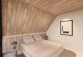 Camera da letto con pareti in legno, letto matrimoniale, lampade moderne e arte minimalista al Group Lodge.