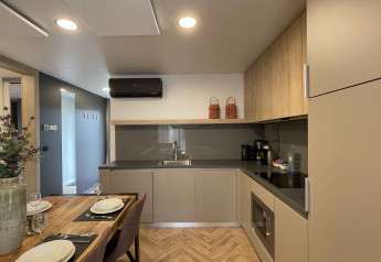 Cocina moderna y comedor en el lodge Belsano 6 en Zilverstrand, Bélgica, con un diseño elegante.