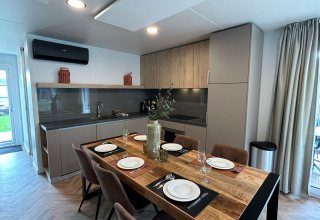 Moderne keuken en eetruimte met zes plaatsen in lodge Belsano 6 op Zilverstrand, België, binnenaanzicht.