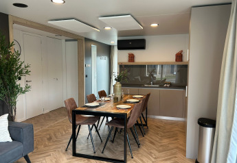 Comedor y cocina modernos en la cabaña Belsano 6 en Zilverstrand, Bélgica, con decoración elegante.