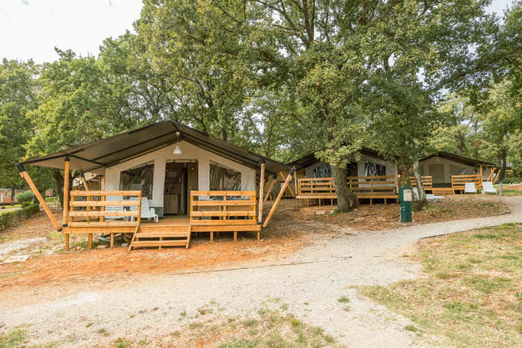 Safaritent met eigen sanitair en airconditioning op Camping Valkanela in Kroatië, omgeven door natuur.