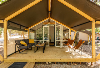 Tienda safari Bella Vista con aire acondicionado en Camping Porto Sole, Croacia, con terraza y muebles cómodos.