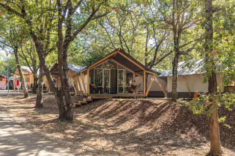Safari-Zelt Bella Vista mit Klimaanlage auf dem Campingplatz Porto Sole in Kroatien, umgeben von Bäumen.