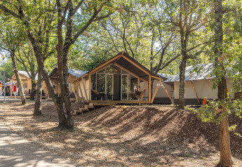 Tenda safari Bella Vista con aria condizionata presso Camping Porto Sole in Croazia, tra alberi ombrosi.