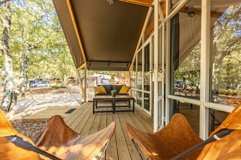 Vista desde la terraza de la tienda Safari Bella Vista con aire acondicionado en Camping Porto Sole, Croacia.