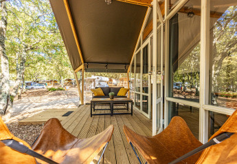 Vista desde la terraza de la tienda Safari Bella Vista con aire acondicionado en Camping Porto Sole, Croacia.