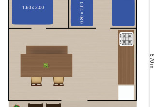 Plantegning af safaritelt med to soveværelser, køkken, spisebord og terrasse, måler 4,5 x 6,7 m.