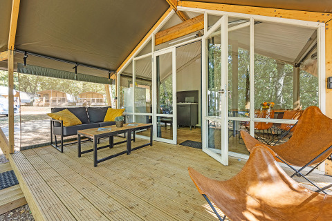 Safari-Zelt Bella Vista mit Klimaanlage, Holzterrasse und Designer-Möbeln in naturnaher Umgebung.