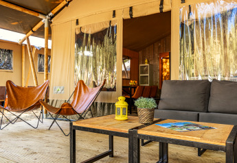 Buiten zithoek bij Safari tent Lodge met airconditioning op Camping Lanterna in Kroatië.