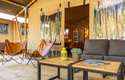 Zona de estar exterior del Safari tent Lodge con aire acondicionado en Camping Lanterna, Croacia.