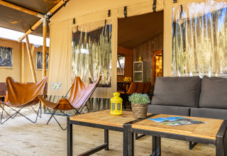 Zona de estar exterior del Safari tent Lodge con aire acondicionado en Camping Lanterna, Croacia.
