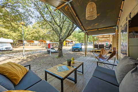 Tente Safari Lodge climatisée au Camping Lanterna en Croatie, terrasse accueillante et vue sur la nature.