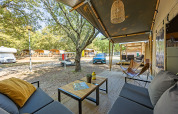 Safari Tent Lodge con aria condizionata al Camping Lanterna in Croazia, veranda accogliente e vista natura.