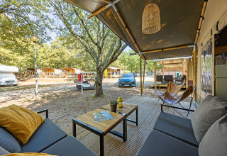 Safari Tent Lodge con aria condizionata al Camping Lanterna in Croazia, veranda accogliente e vista natura.