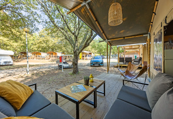 Safari Tent Lodge con aria condizionata al Camping Lanterna in Croazia, veranda accogliente e vista natura.