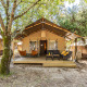 Tenda safari Lodge con aria condizionata al Camping Lanterna in Croazia, veranda accogliente tra gli alberi.