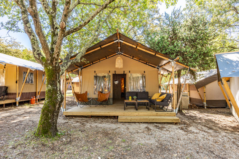 Safari tent Lodge met airconditioning op Camping Lanterna in Kroatië, gezellige loungeplek in de schaduw.