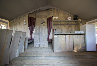 Vista interior de la cocina y el comedor de una Safari Tent Luxury en Camping Valkanela, Croacia.