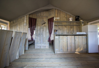 Vista interna della cucina e sala da pranzo di una Safari Tent Luxury al Camping Valkanela in Croazia.