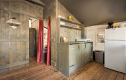 Binnenaanzicht van de Safari Tent Luxury op Camping Lanterna in Kroatië met keuken en houten wanden.