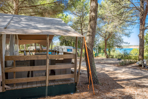 Safari Tent Luxury op Camping Lanterna in Kroatië, tussen de pijnbomen met uitzicht op zee.