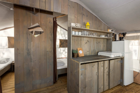 Ingang naar de slaapkamer en keuken in een luxe safaritent op Camping Lanterna in Kroatië.