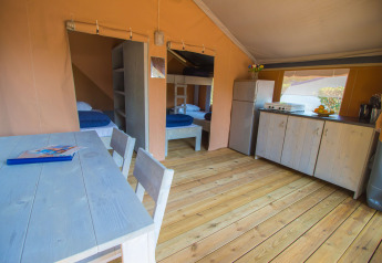 Indretning af Safari telt Comfort med aircondition, køkken og spisebord på Camping Porto Sole, Kroatien.