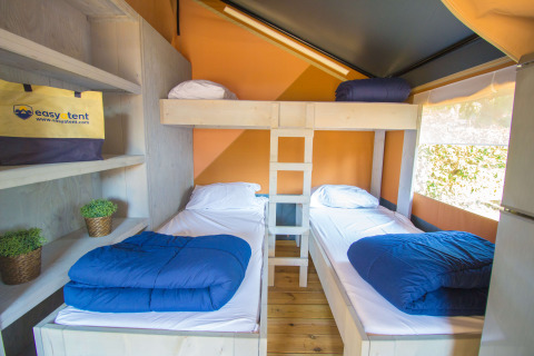 Indvendig udsigt over Safari tent Comfort med aircondition og køjesenge på Camping Porto Sole i Kroatien.