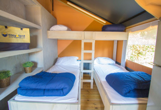 Vista interior de la Safari tent Comfort con aire acondicionado y literas en Camping Porto Sole, Croacia.