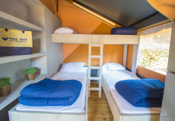 Indvendig udsigt over Safari tent Comfort med aircondition og køjesenge på Camping Porto Sole i Kroatien.