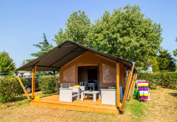 Safari tent Comfort met airco bij Camping Porto Sole in Kroatië, met terras en tuinmeubelen.
