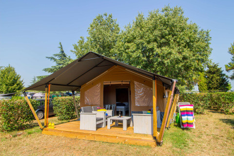 Safari-Zelt Comfort mit Klimaanlage auf Camping Porto Sole in Kroatien, mit Veranda und Stühlen.
