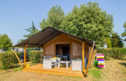 Safari tent Comfort met airco bij Camping Porto Sole in Kroatië, met terras en tuinmeubelen.