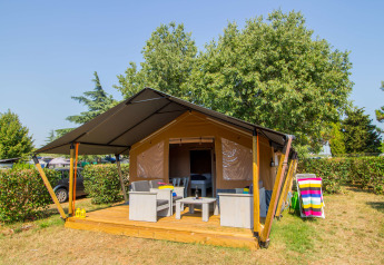 Safari-Zelt Comfort mit Klimaanlage auf Camping Porto Sole in Kroatien, mit Veranda und Stühlen.