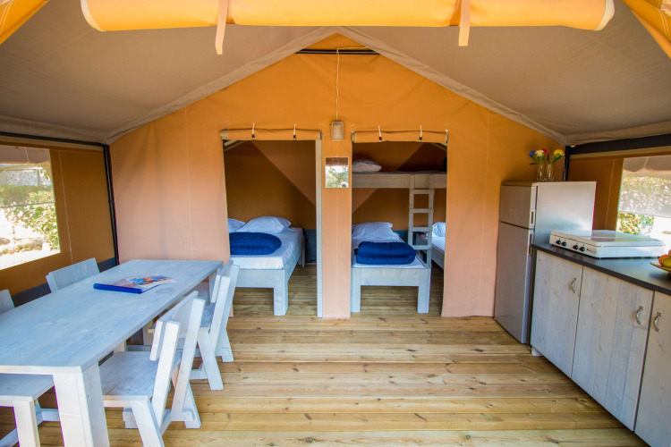 Interieur van de Safari tent Comfort met airco bij Camping Porto Sole, Kroatië. Gezellig en praktisch opgezet.