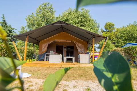 Tienda Safari Comfort con aire acondicionado en Camping Porto Sole, Croacia, con terraza amueblada.