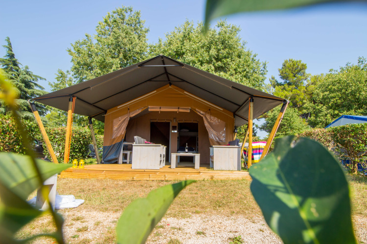 Safari tent Comfort met airconditioning bij Camping Porto Sole in Kroatië, met gemeubileerd terras.