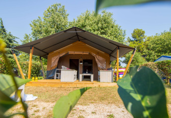 Tenda Safari Comfort con aria condizionata al Camping Porto Sole in Croazia, con veranda arredata.