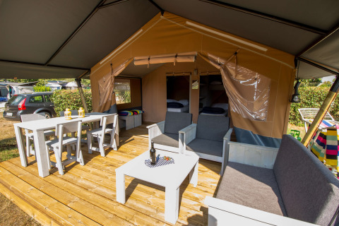 Safari tent Comfort met airconditioning en moderne meubels op Camping Porto Sole in Kroatië.