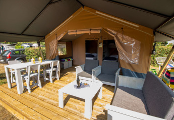 Safari tent Comfort con aria condizionata e arredi moderni al Camping Porto Sole in Croazia.