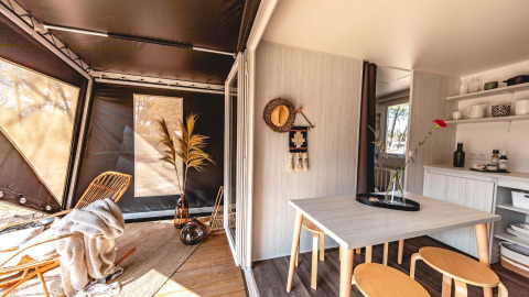 Het interieur van een Cottage Midi Suite safaritent in Papillon Country Resort, modern en gezellig ingericht.