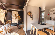 Het interieur van een Cottage Midi Suite safaritent in Papillon Country Resort, modern en gezellig ingericht.
