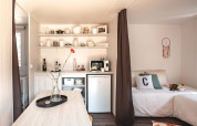 Interieur van Cottage Midi Suite safaritent bij Papillon Country Resort met keuken en bed.