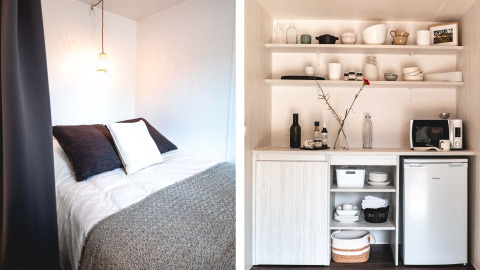 Slaapkamer en kitchenette van Cottage Midi Suite safaritent in Papillon Country Resort, Nederland.