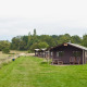 Safari-telte ved Feather Down Heydon Grove Farm i Storbritannien med privat bruser ved teltet.